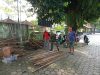 Anggota Kodim Ponorogo Ikut Gotong Royong Bongkar Rumah Warga