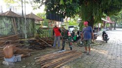 Anggota Kodim Ponorogo Ikut Gotong Royong Bongkar Rumah Warga