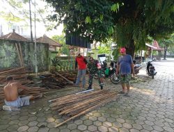 Anggota Kodim Ponorogo Ikut Gotong Royong Bongkar Rumah Warga