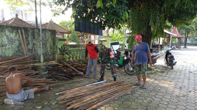 Anggota Kodim Ponorogo Ikut Gotong Royong Bongkar Rumah Warga