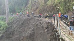 Bencana Tanah Longsor dan Banjir, TNI – Polri dan Masyarakat Bangun Jembatan Darurat