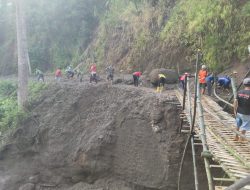 Bencana Tanah Longsor dan Banjir, TNI – Polri dan Masyarakat Bangun Jembatan Darurat