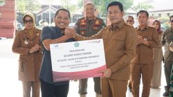 Pemkab Sidoarjo Ajak Masyarakat Jaga Kebersihan Alun-Alun, Bank Jatim Salurkan 30 Kursi Taman Lewat CSR