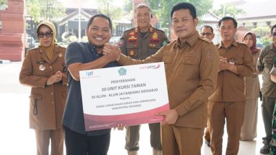 Pemkab Sidoarjo Ajak Masyarakat Jaga Kebersihan Alun-Alun, Bank Jatim Salurkan 30 Kursi Taman Lewat CSR