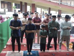 Personel Polres Blitar Laksanakan Sholat Idul Adha di Masjid At-Taubah