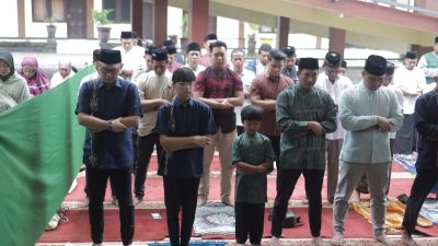 Personel Polres Blitar Laksanakan Sholat Idul Adha di Masjid At-Taubah