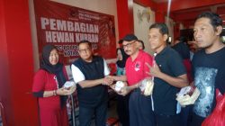 DPC PDI Perjuangan Kota Blitar Bagikan 1.400 Paket Daging Kurban, Libatkan Seluruh Jajaran Pengurus