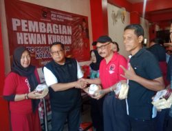 DPC PDI Perjuangan Kota Blitar Bagikan 1.400 Paket Daging Kurban, Libatkan Seluruh Jajaran Pengurus