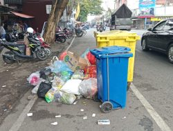 Pasar Rogojampi Kumuh Akibat Tumpukan Sampah di Samping Gerbang Pasar