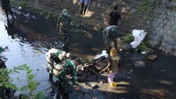 Sinergitas TNI dan Warga Bersihkan Sampah di Bantaran Sungai