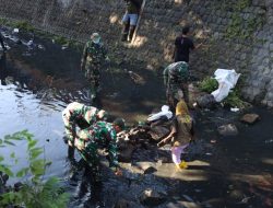 Sinergitas TNI dan Warga Bersihkan Sampah di Bantaran Sungai