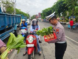 Jumat Berkah, Satlantas Polres Sampang Edukasi Keselamatan Berlalu Lintas dan Bagikan Sayuran P2L
