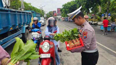 Jumat Berkah, Satlantas Polres Sampang Edukasi Keselamatan Berlalu Lintas dan Bagikan Sayuran P2L