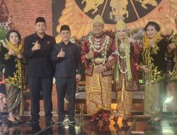 Bupati Gus Barra Didampingi Wabup dr Rizal Menghadiri Resepsi Pernikahan Dewa dan Novia di Wisata Desa BMJ Mojopahit