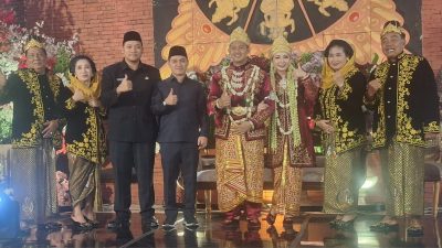 Bupati Gus Barra Didampingi Wabup dr Rizal Menghadiri Resepsi Pernikahan Dewa dan Novia di Wisata Desa BMJ Mojopahit