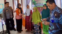 Salurkan BLT-DD, Kades Yuliyanti: Komitmen Pemdes Hujan Mas untuk Bantu Warga Miskin Ekstrem