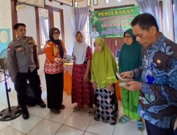Salurkan BLT-DD, Kades Yuliyanti: Komitmen Pemdes Hujan Mas untuk Bantu Warga Miskin Ekstrem