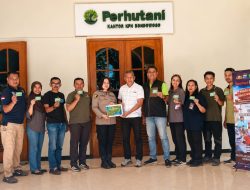 Perhutani KPH Bondowoso Bersama RS Bhayangkara Serahkan Kartu Prioritas Pelayanan Kesehatan kepada Karyawan