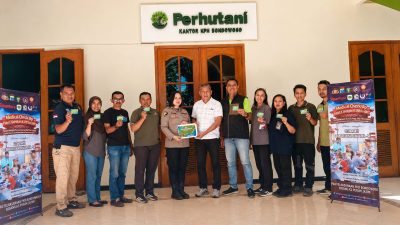 Perhutani KPH Bondowoso Bersama RS Bhayangkara Serahkan Kartu Prioritas Pelayanan Kesehatan kepada Karyawan
