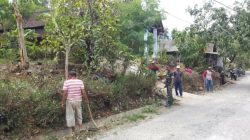 Peduli Lingkungan, Babinsa Kodim Ponorogo Bersihkan Jalan Bersama Warga