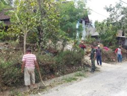 Peduli Lingkungan, Babinsa Kodim Ponorogo Bersihkan Jalan Bersama Warga