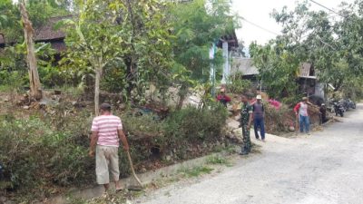 Peduli Lingkungan, Babinsa Kodim Ponorogo Bersihkan Jalan Bersama Warga