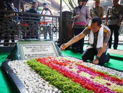 Jelang Hari Bhayangkara, Kapolri Ziarah ke Makam Gus Dur