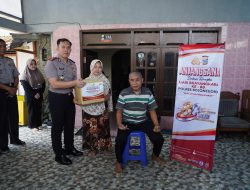 Peringati Hari Bhayangkara ke-80, Kapolres Bojonegoro Anjangsana ke Purnawirawan dan Personel Sakit