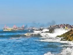 Ribuan Pengunjung Padati Pantai Pancer, Menyaksikan Larung Sesaji Petik Laut Desa Puger Kulon
