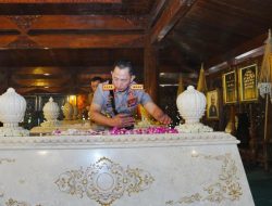 Usai Bung Karno dan Gus Dur, Kapolri Ziarah dan Tabur Bunga ke Makam Soeharto