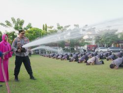 Polres Jombang Gelar Upacara Kenaikan Pangkat, 86 Personel Jalani Tradisi Siraman Air Kembang