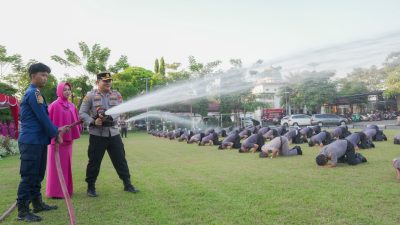 Polres Jombang Gelar Upacara Kenaikan Pangkat, 86 Personel Jalani Tradisi Siraman Air Kembang
