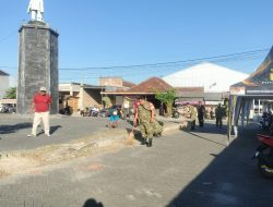 Anggota Kodim Ponorogo Bersama Unsur Terkait Besih Bersih di Lingkungan Monumen Bantaragin