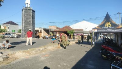 Anggota Kodim Ponorogo Bersama Unsur Terkait Besih Bersih di Lingkungan Monumen Bantaragin