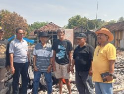 Kacab SH Terate Bojonegoro Wahyu Subakdiono Jenguk Korban Kebakaran di Temayang