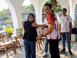 Kasat Narkoba Polres Pelabuhan Tanjung Perak Berikan Motivasi kepada Bripda Adinda Ayu Jelang Turnamen Karate Cup Piala Polda Jatim
