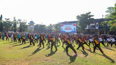 Personel Polsek Jombang Monitoring Perkembangan Tanaman Jagung di Desa Plosogeneng