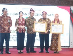 Harganas ke-33 di Malang, Bupati Jombang Warsubi dan Ketua TP PKK Yuliati Nugrahani Warsubi Menerima Penghargaan Nasional