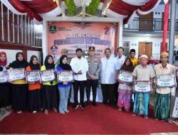 Bupati Sumenep Achmad Fauzi Didampingi Kadinsos Salurkan Langsung BLT DBHCHT 2026 ke Petani dan Buruh Pabrik