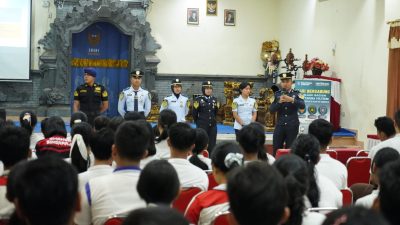 Imigrasi Singaraja Bersama Taruna Poltekimipas Edukasi Ratusan Pelajarmelalui Program Si Raja Cerdas