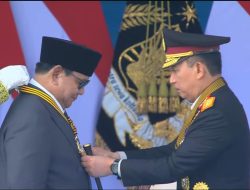 Kapolri Beri Medali Loka Praja Samrakshana Kepada Presiden Prabowo Subianto