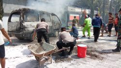 Polisi Sigap Padamkan Kebakaran Mobil di SPBU Bulukerto, Berhasil Cegah Api Meluas