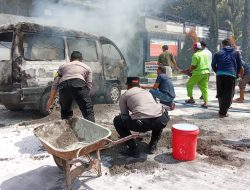 Polisi Sigap Padamkan Kebakaran Mobil di SPBU Bulukerto, Berhasil Cegah Api Meluas