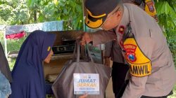 Kapolsek Taman Bagikan Sembako kepada Warga, Ajak Anggota Peduli Sosial