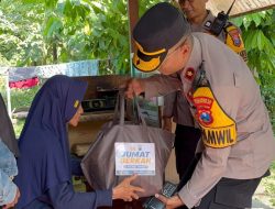 Kapolsek Taman Bagikan Sembako kepada Warga, Ajak Anggota Peduli Sosial