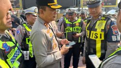 Cegah Pelanggaran, Wakapolresta Sidoarjo Periksa Handphone Anggota