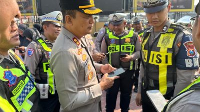 Cegah Pelanggaran, Wakapolresta Sidoarjo Periksa Handphone Anggota