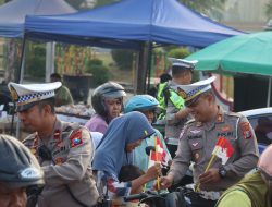 Edukasi Lalu Lintas Humanis, Satlantas Polres Sampang Tebar Bendera Merah Putih