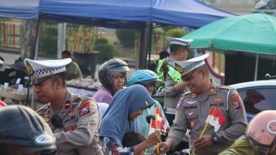Edukasi Lalu Lintas Humanis, Satlantas Polres Sampang Tebar Bendera Merah Putih