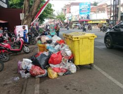Tumpukan Sampah Makan Bahu Jalan di Pasar Rogojampi Mengganggu Kenyamanan dan Keamanan